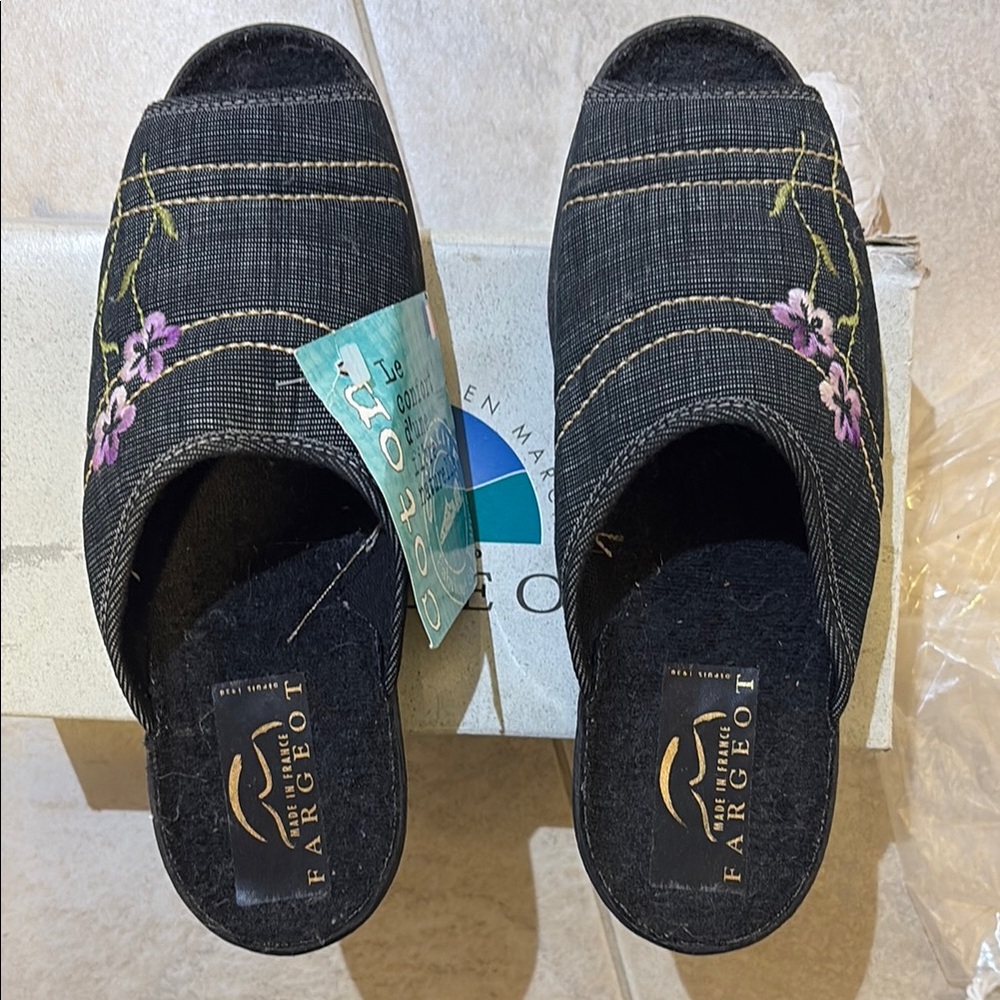 New French! Black Embroidered Women's Shoes size 7.5